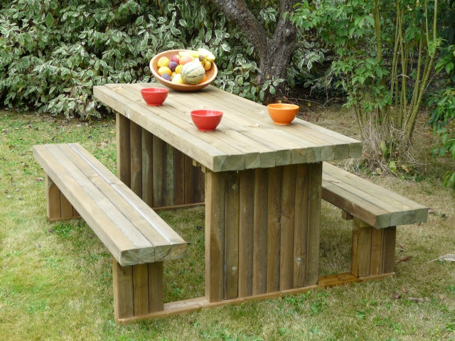 Table et banc de jardin en bois