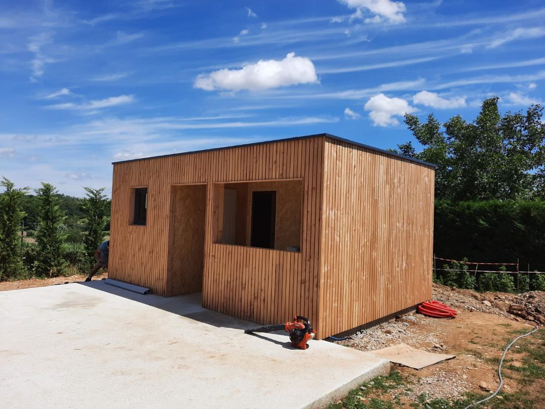 Pool House toit plat bardage claire voie